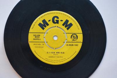 7inch Record CONWAY TWITTY  Is A Blue Bird Blue  Shes Mine 45MGM1082 MGM Records 1960 UK Rock Used