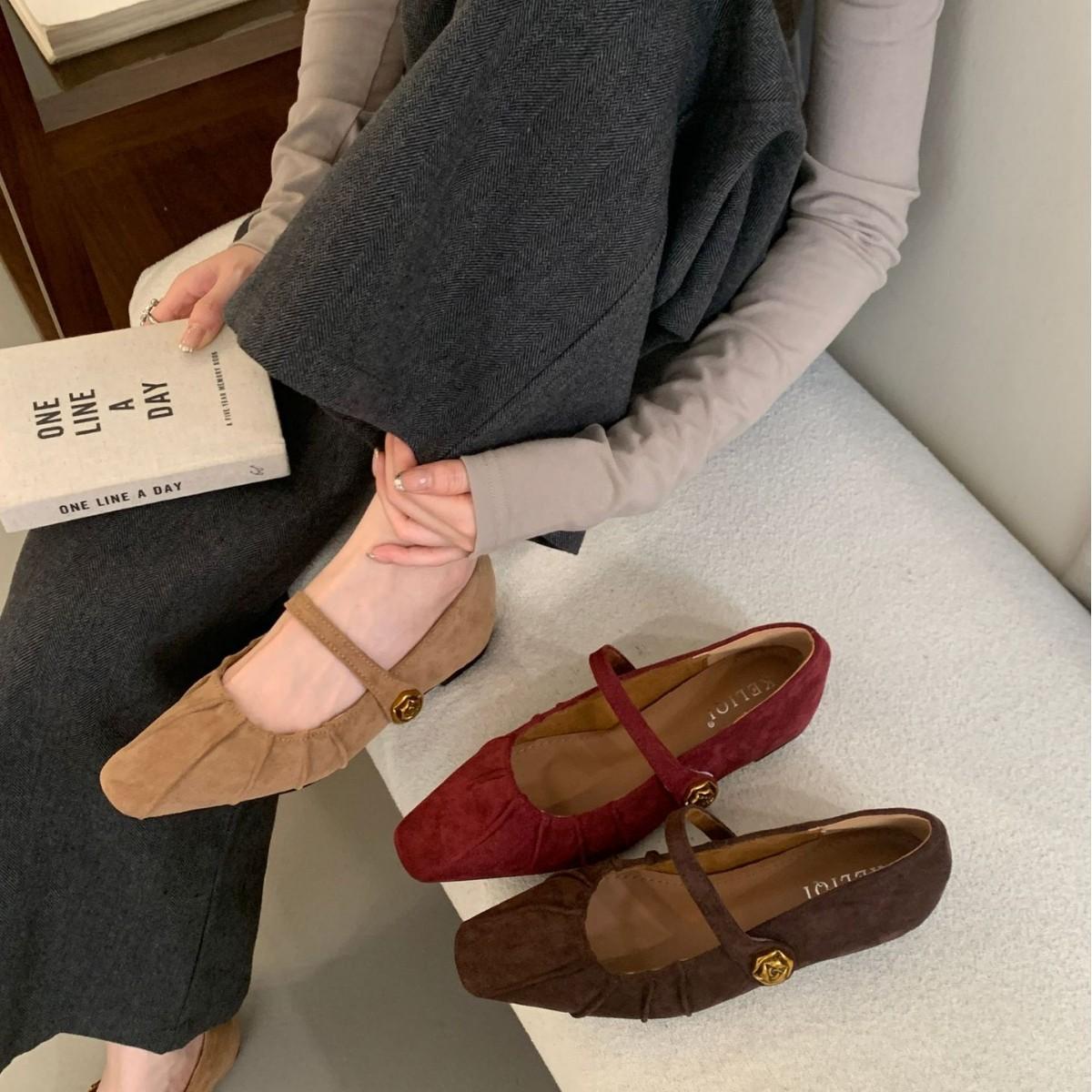 

2025 autumn and winter new small square head pleated inner slope heel with shallow mouth soft sole work women s single shoes 39 кофейный