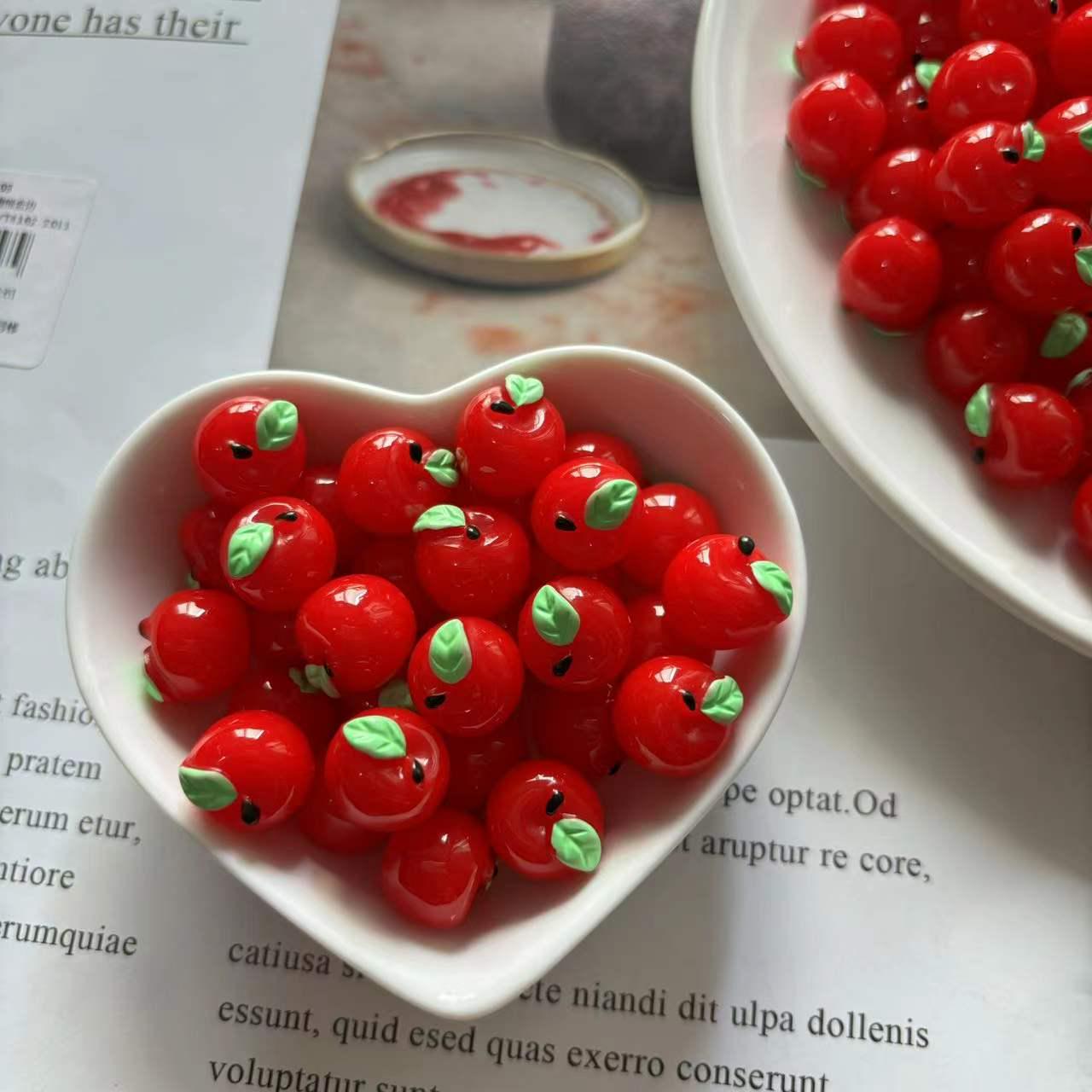 

Брелок из смолы с красным и зеленым яблоком: 3D-симуляция фруктов DIY-ювелирные изделия ручной работы Approx. size 1.2cm x 1.2cm