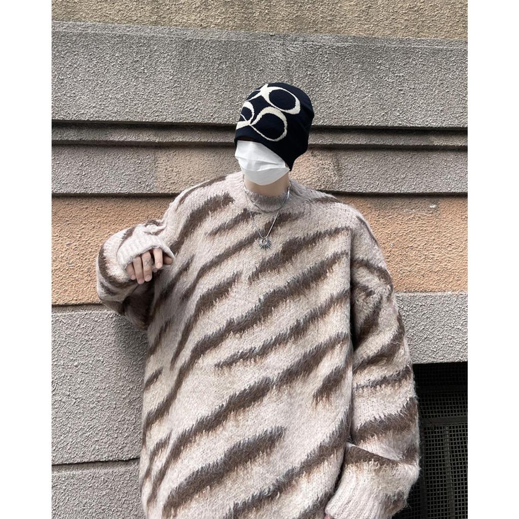 Men's Japanese Retro Cool Striped Mink Velvet Sweater – Round Neck, Casual Knitwear for Autumn/Winter.