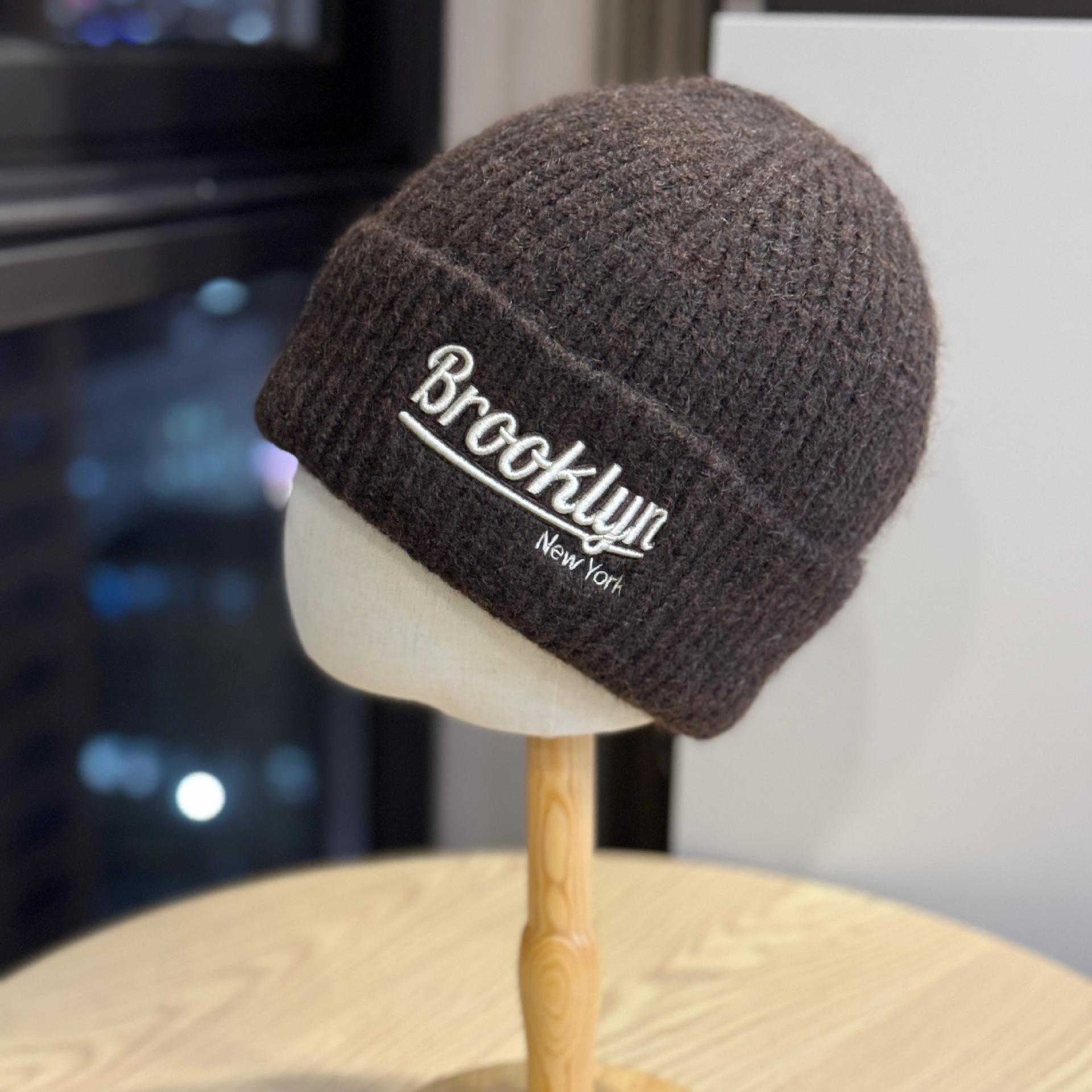 

Новая ретро вязаная шапка с вышивкой букв для женщин на осень и зиму, теплая и ветрозащитная, с защитой ушей, шапка-пуловер для пар, шерстяная шапка для мужчин one size