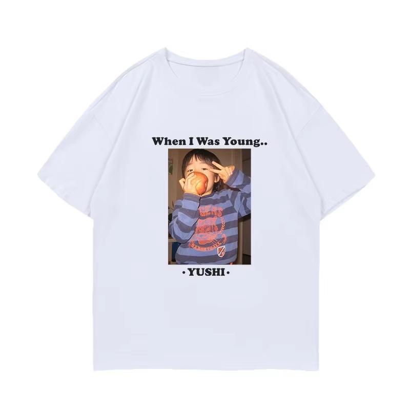 Beim The NCTWISH Konzert "WhenIWasYoung" trug Wu Shiwen das gleiche Rundhals-T-Shirt mit Aufdruck und kurzen Ärmeln wie Maeda Riku.