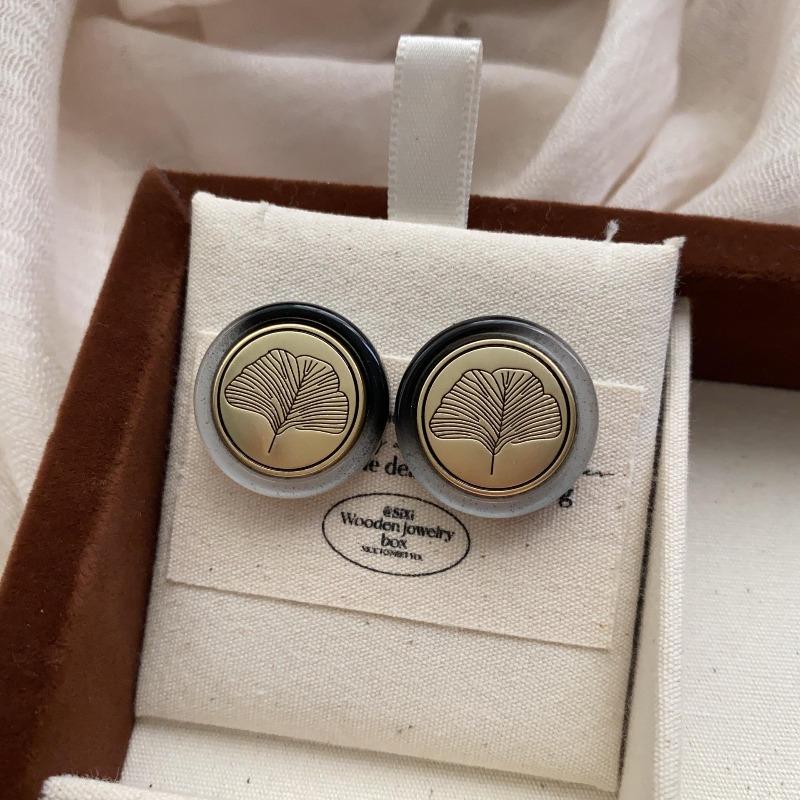 French Retro Minimalist Luxury Round Leaf Flower Stud Earrings Niche Design Sense Temperament Versatile Earrings Foreign Style