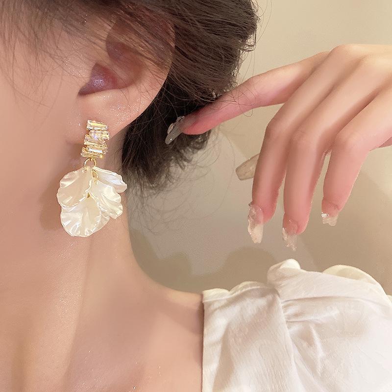 2024 Elegant Shell Flower Dangle Earrings for Women - French Niche Design, High-End Style Ear Jewelry