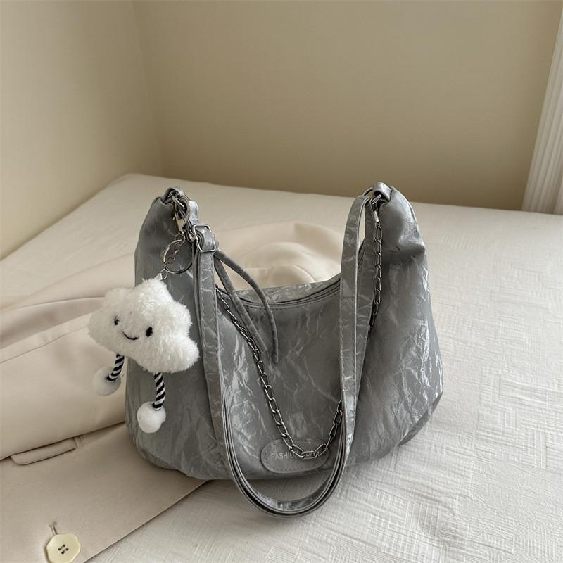 Stylish 2024 Trendy Chain Shoulder Bag For Women With Spacious Tote Design