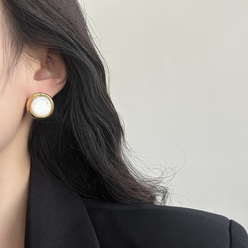 Gentle And Delicate Geometric Fritillary Stud Earrings, Niche And Versatile, Elegant And Simple, High-End Luxury Earrings, Women