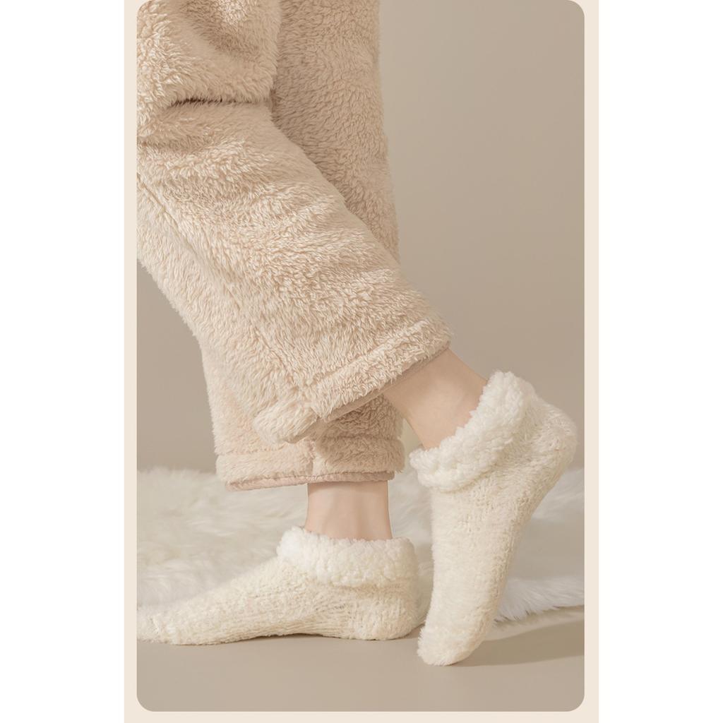 5-1 Paires de Sacs d'Hiver en Polaire Corail et Chaussettes pour Femmes, Chaussettes d'Intérieur Chaudes et Moelleuses, Laine d'Agneau et Chaussettes Épaisses pour la Maison