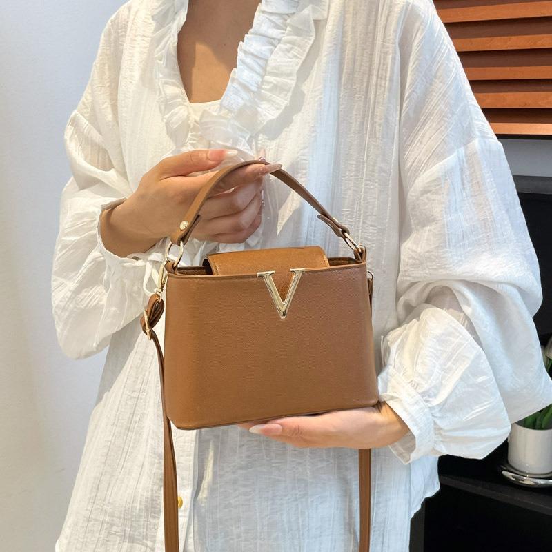 Fashion and high-end summer new light luxury texture niche versatile shoulder messenger handbag