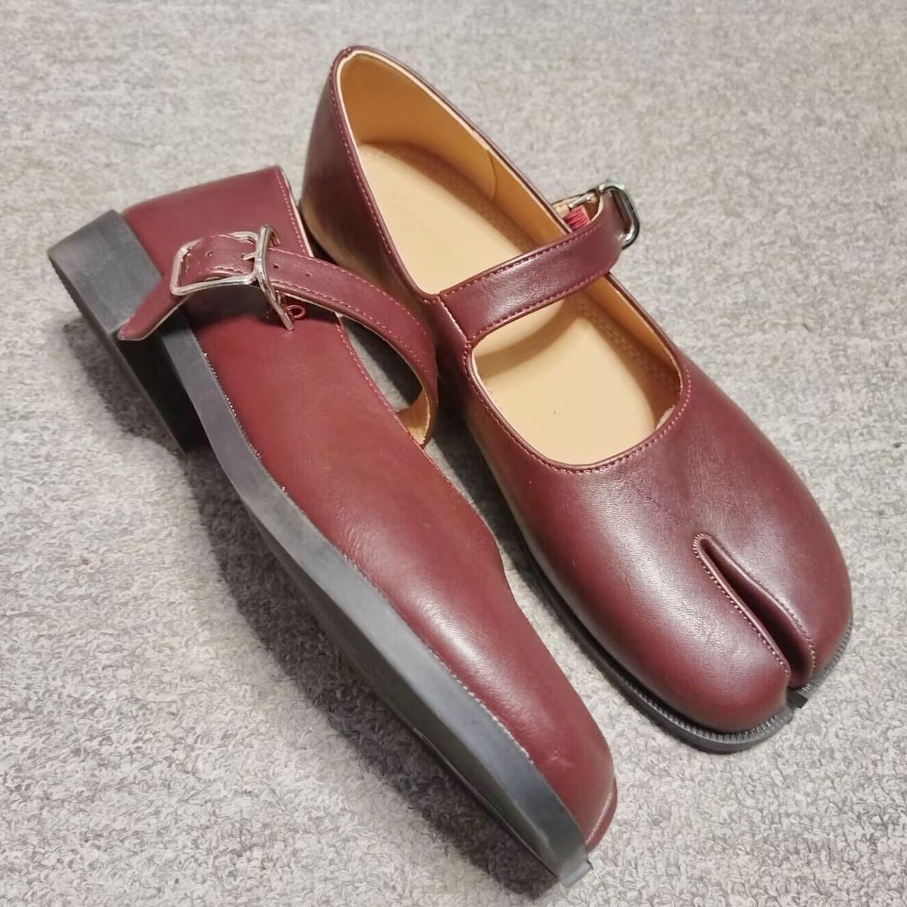 

Нишевые туфли с раздельным носком женские таби новые ретро на одной пуговице копытца Мэри Джейн туфли на плоской подошве неглубокие одинарные туфли лоферы 40 бордовый