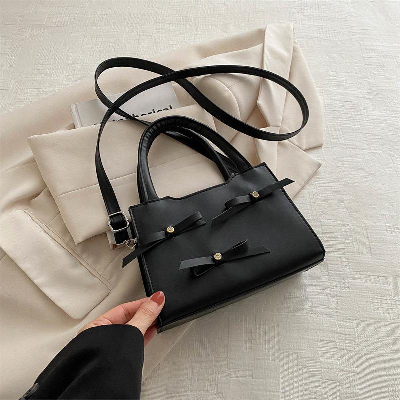 

Корейская модная женская сумка 2024 года, простая, индивидуальная, маленькая, квадратная сумка, нишевый дизайн, сумка через плечо чёрный