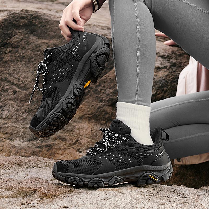 New lightweight outdoor sports men's shoes autumn and winter women's mountaineering shoes climbing wear-resistant classic