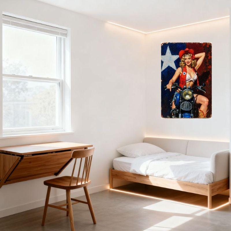 Vintage Pin-Up Cowgirl Metallblechschild Blonde Lockige Haare Roter Hut Blume Weißes Bustier Blaues Motorrad Texasflagge Bar Man Cave Hom