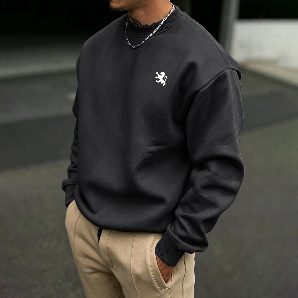 Una felpa girocollo versatile, unisex e dal taglio morbido, perfetta per essere indossata a strati ogni giorno e per una vasta gamma di outfit autunnali e invernali.