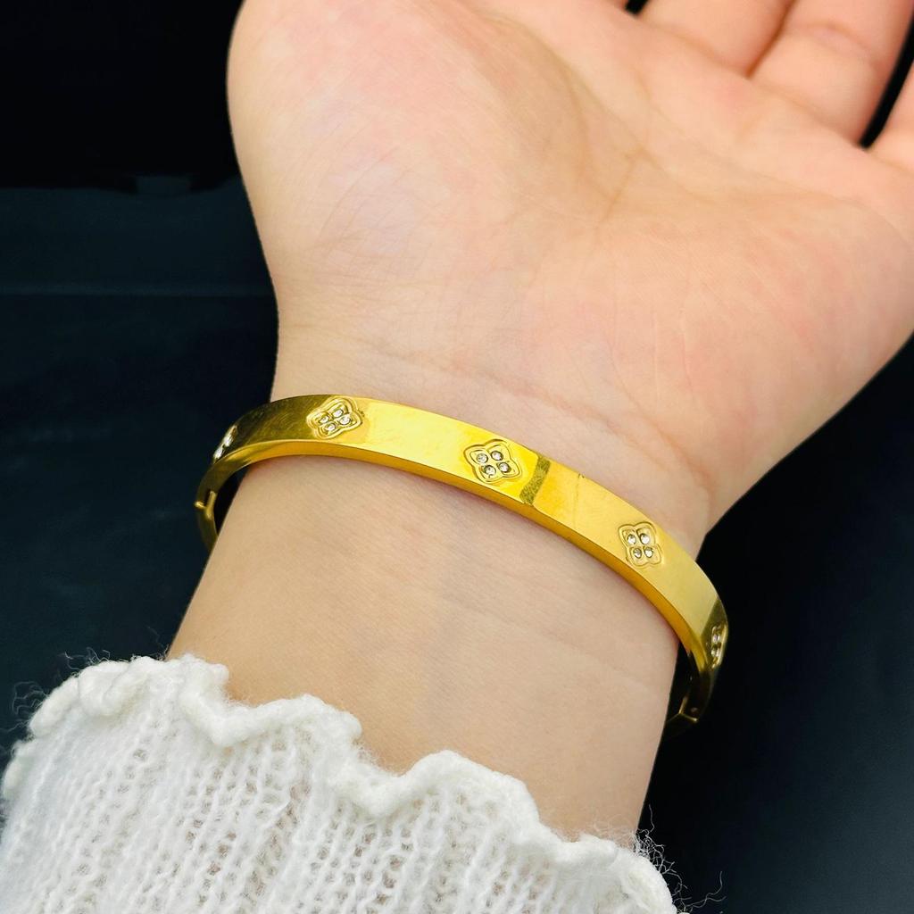 Women's High-End Starry Sky Silver Titanium Steel Bracelet - Versatile, Fade-Resistant, Full Diamond Stainless Steel Plain Band.