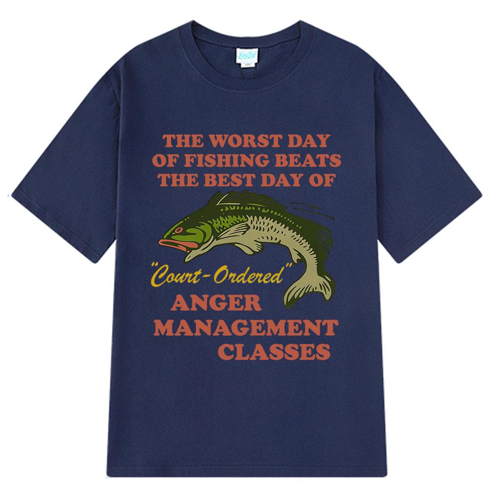 Najgorszy dzień na rybach bije najlepszy dzień na zarządzaniu gniewem nakazanym przez sąd. Mem wędkarski. Śmieszna koszulka bawełniana Harajuku luźna.