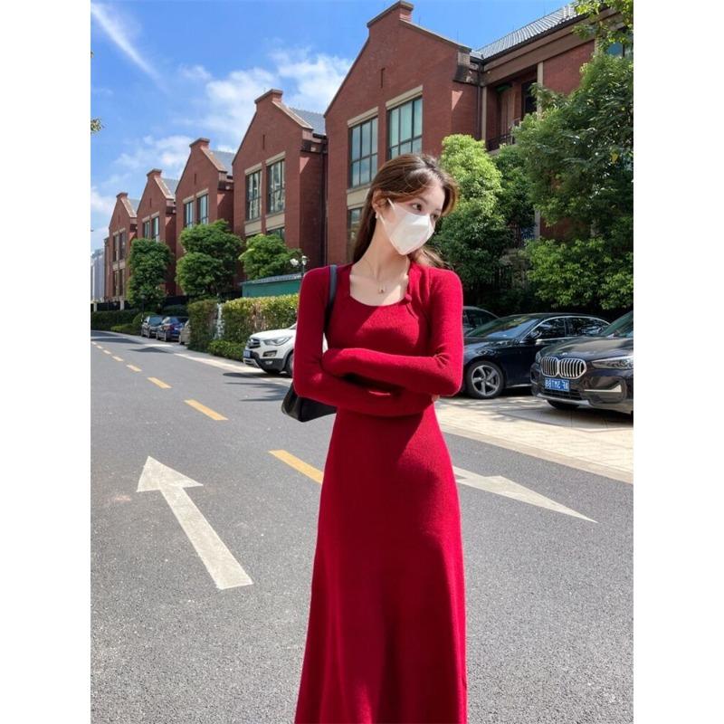 Red square-necked knitted dress for women's autumn and winter with long toasts, bridal birthday temperament, socialite dress