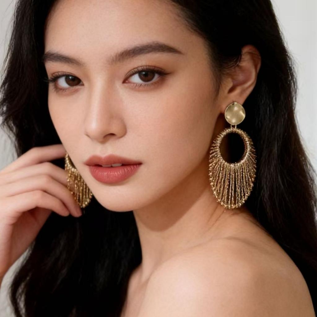 Medieval Exaggerated Gold Circle Light Luxury High-end Fashion Face-showing Small Earrings