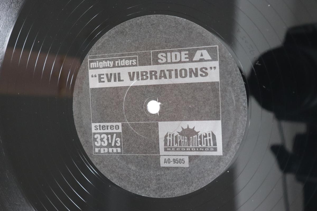 

12inch Record MIGHTY RIDERS, LOWRELL - Evil Vibrations / Mellow Mellow Rig AO9505 ALPHA OMEGA REC 1998 US Soul/Funk Used