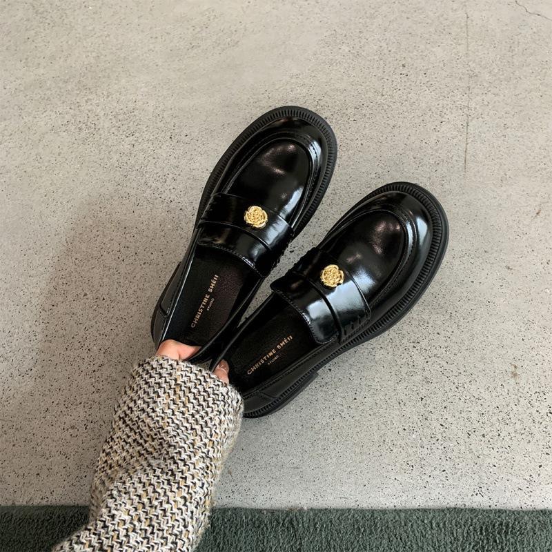 

High-end cowhide version~ Su Yinyin s same camellia small gold coin buckle platform loafers women s single shoes small leather shoes 35