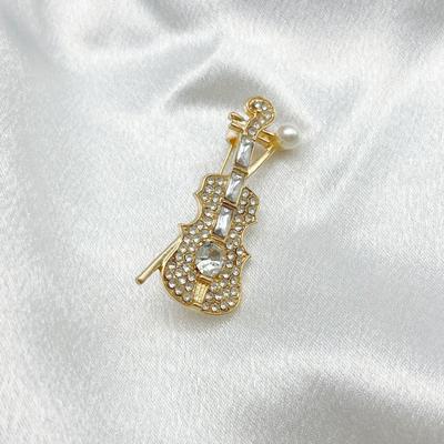 Mode utsökt fiolbrosch elegant temperament diamantbesatt enkel mångsidig musiknotnål smyckesbrosch krage