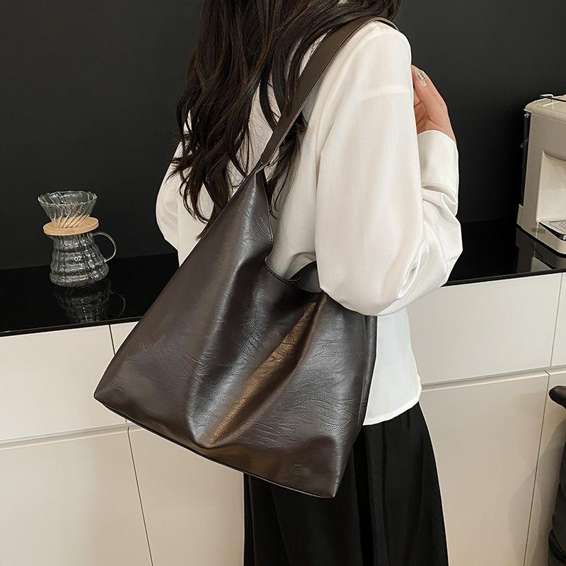This year, large-capacity bags are popular for women's 2025 spring new shoulder bags, retro simple commuter textured tote bags.