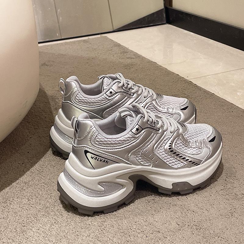 

Женские кроссовки на высокой подошве 2024 новинка универсальные жареные уличные ретро дышащая сетка легкие повседневные спортивные туфли тренд 40 серебряный