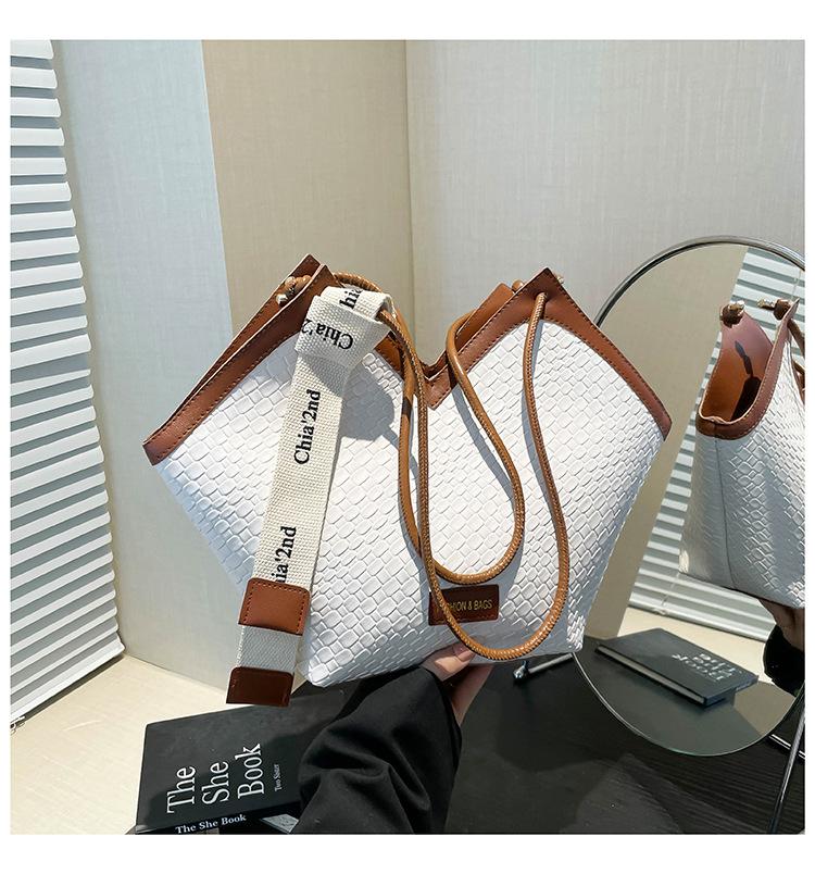 

Нишевый дизайн стример большая вместимость сумка для поездок сумка-тоут 2025 новый модный универсальный простой плечевой мешок коричневый