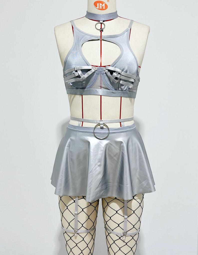 "Krajková sexy spodní prádlo: Podprsenka, pevná kožená sukně a síťované punčochy