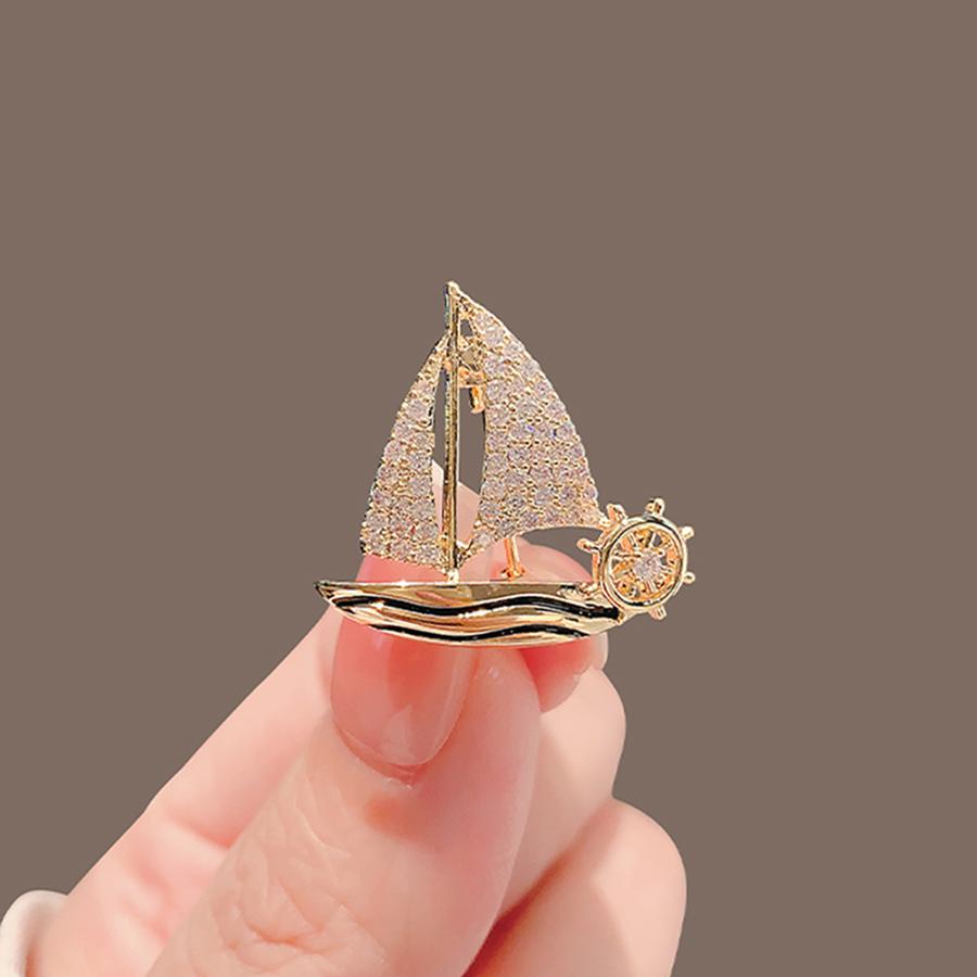 Exquisite Kleine Segelboot Brosche Anstecknadeln für Damen Herren Unisex Strass Zirkon Reversnadeln Erfolgreiches Abzeichen Party Anzug Schmuck Geschenke