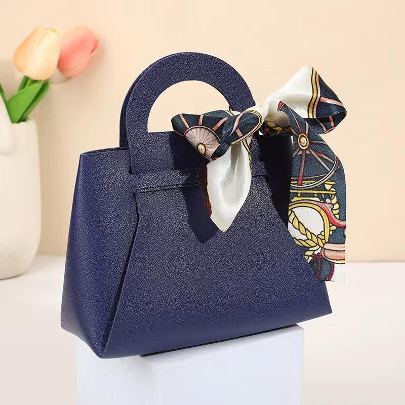 Large Size PU Leather Candy Gift Box Handbag European Style Luxury Design Candy Packaging Box with Handle for Party Wedding Favor One Size