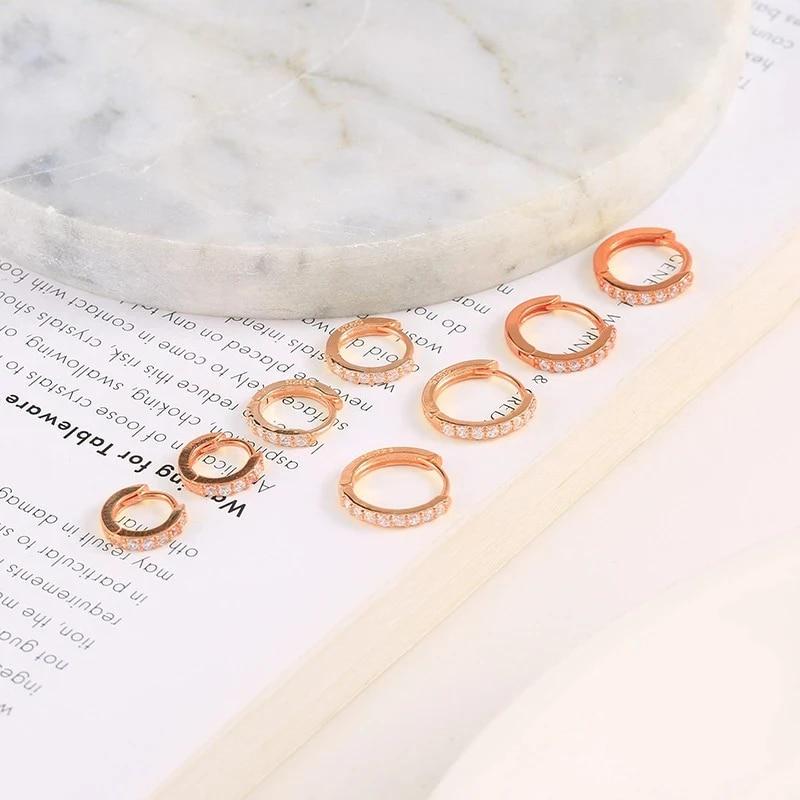 Pendientes pequeños con dijes de aro Huggie para mujer, cartílago delicado, Circonia cúbica de arcoíris, anillos de oreja de Color plateado, joyería de fiesta de moda