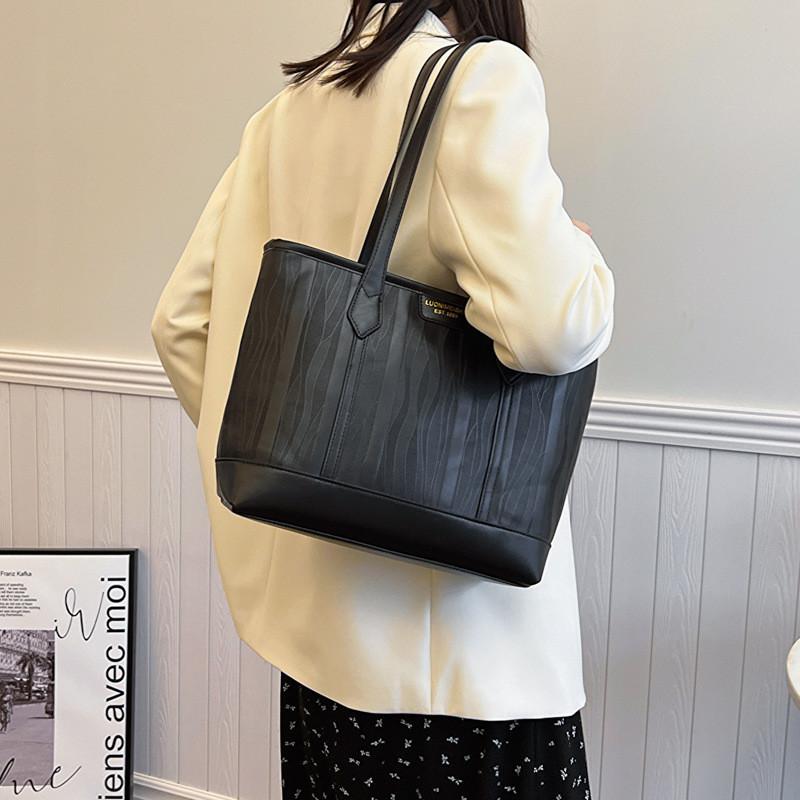 Elegant Pu Leather Large Capacity Tote Bag For Women Stylish Daily Handbag With Zipper Closure