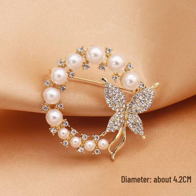 Elegante Perlen-Strass-Brosche: Damen Exquisite Brosche im Stil kleiner Duft und Seidentuch-Schnalle