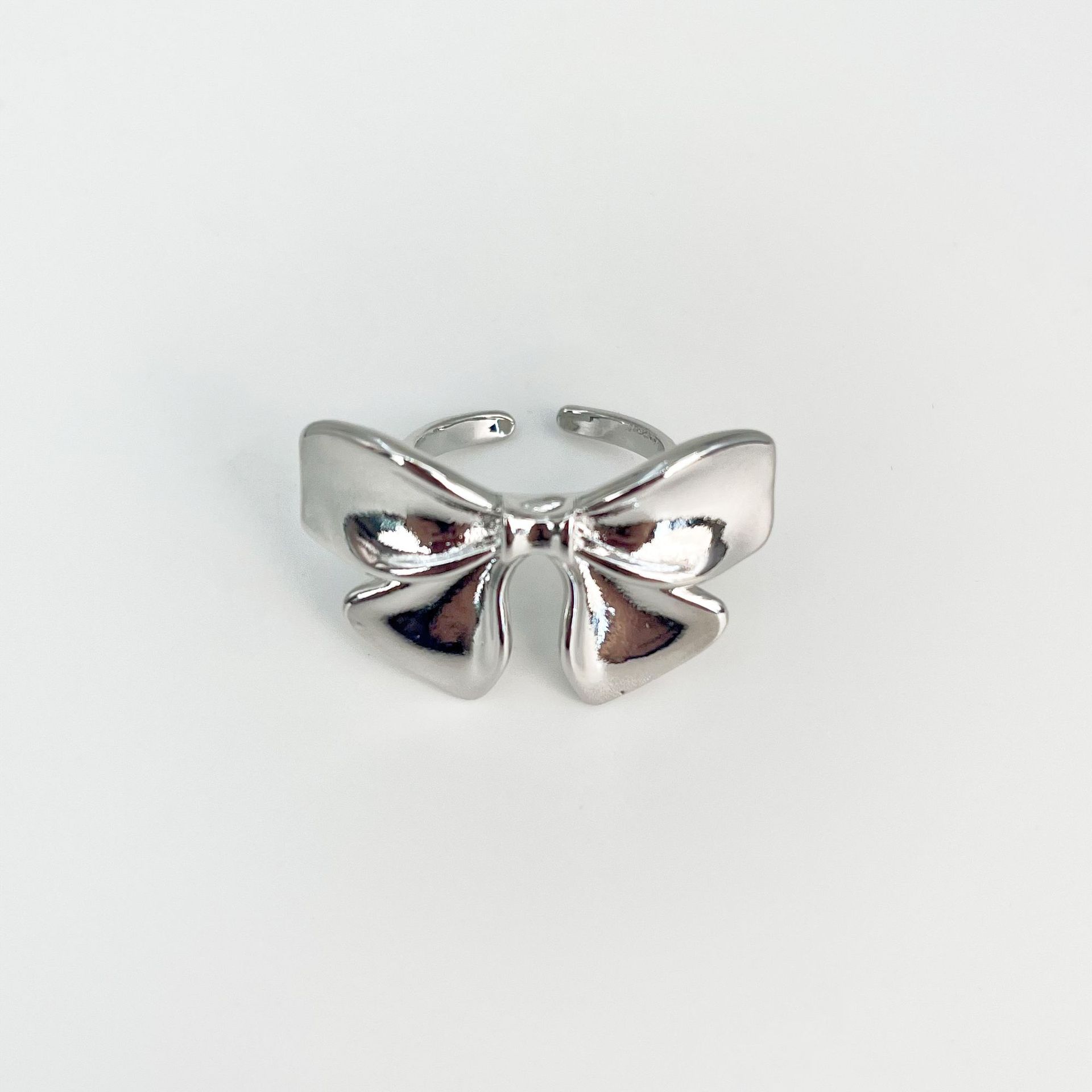 

Минималистичное гладкое кольцо-бабочка Кольцо-бабочка Женственность Высокий смысл Opening adjustable серебряный