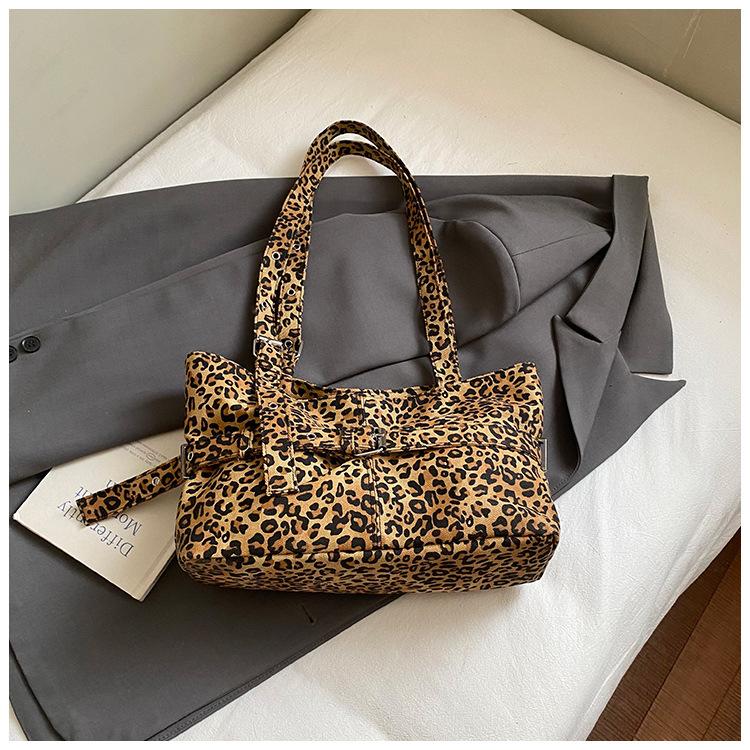 

2025 осень новая сумка-тоут с леопардовым принтом простая повседневная нишевая сумка для通勤 большая вместимость сумка на плечо высокой ценности