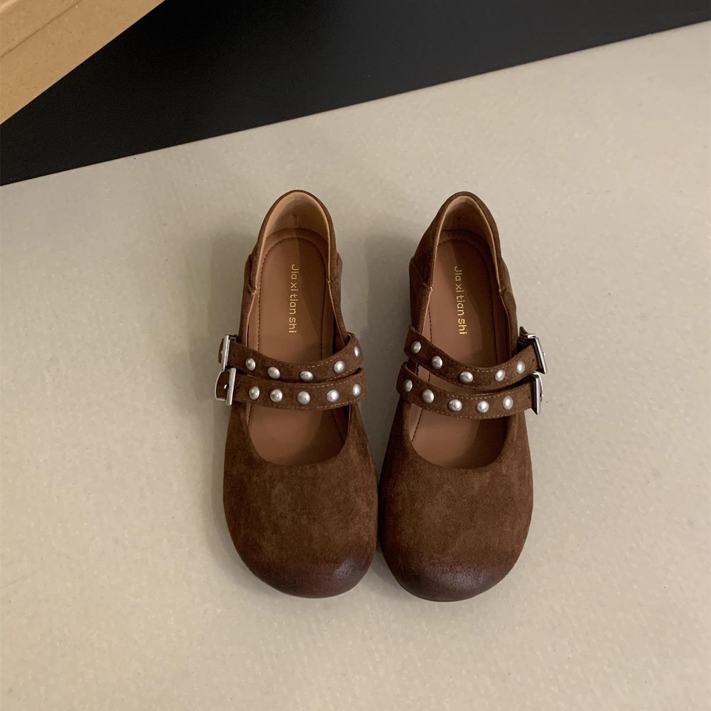 

Внутренние возвышающие заклепки, нишевое чувство дизайна, туфли-лодочки с мелким вырезом, женские новые 2025, ретро замшевые туфли Мэри Джейн на двойной застежке 40 темно-коричневого