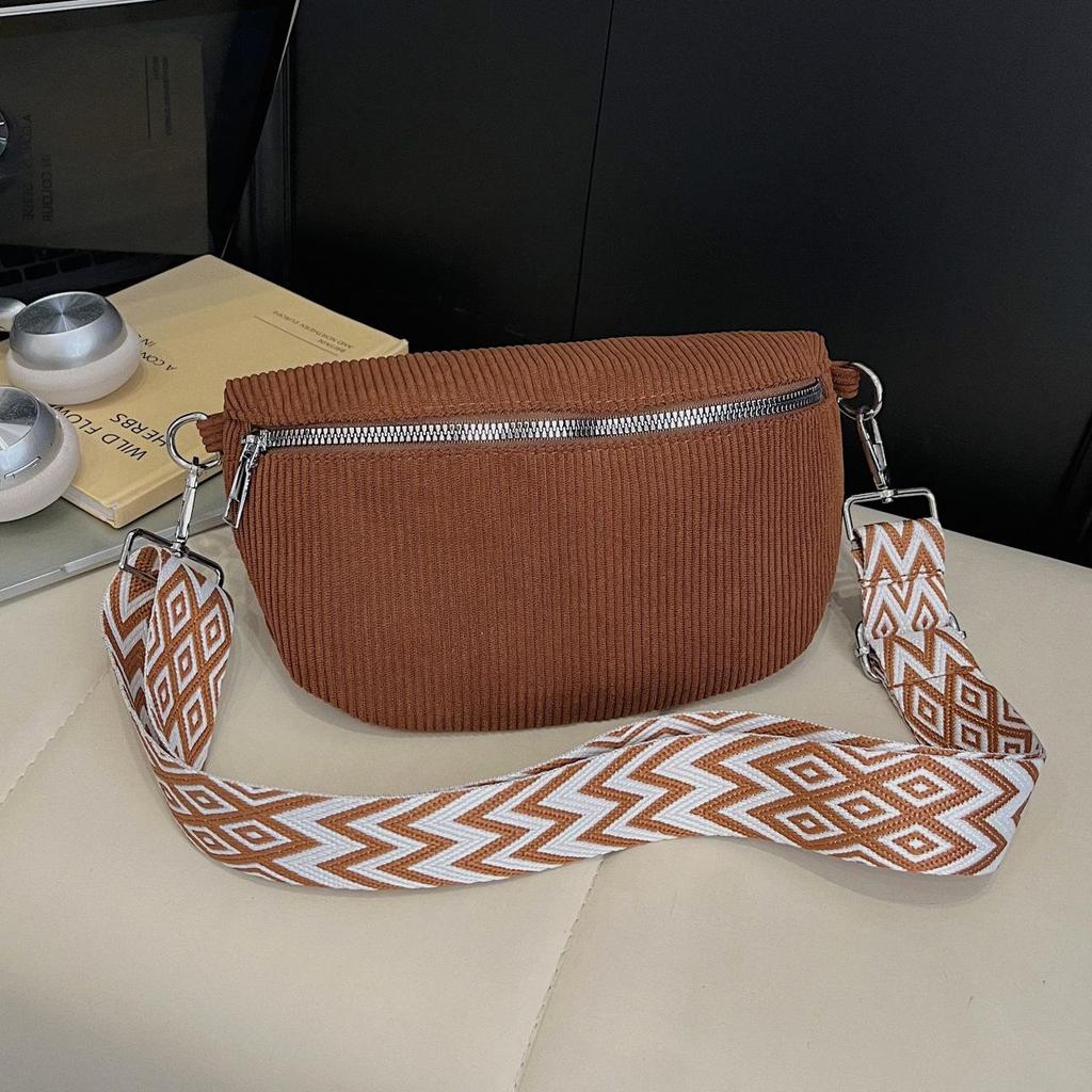 Niche Women's Autumn 2025 Fashion Saddle Crossbody Bag - Solid Color, Simple Design.