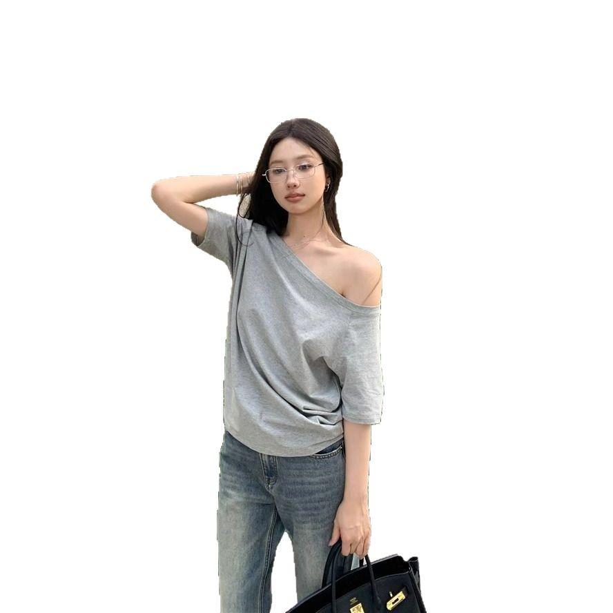 Dámský pikantní top s odhalenými rameny a volným střihem pro začátek podzimu