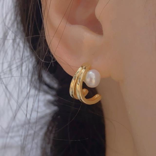 Small and Versatile Natural Freshwater Pearl Stud Earrings for Women's New Simple Daily Commuting Temperament Niche Design Earrings