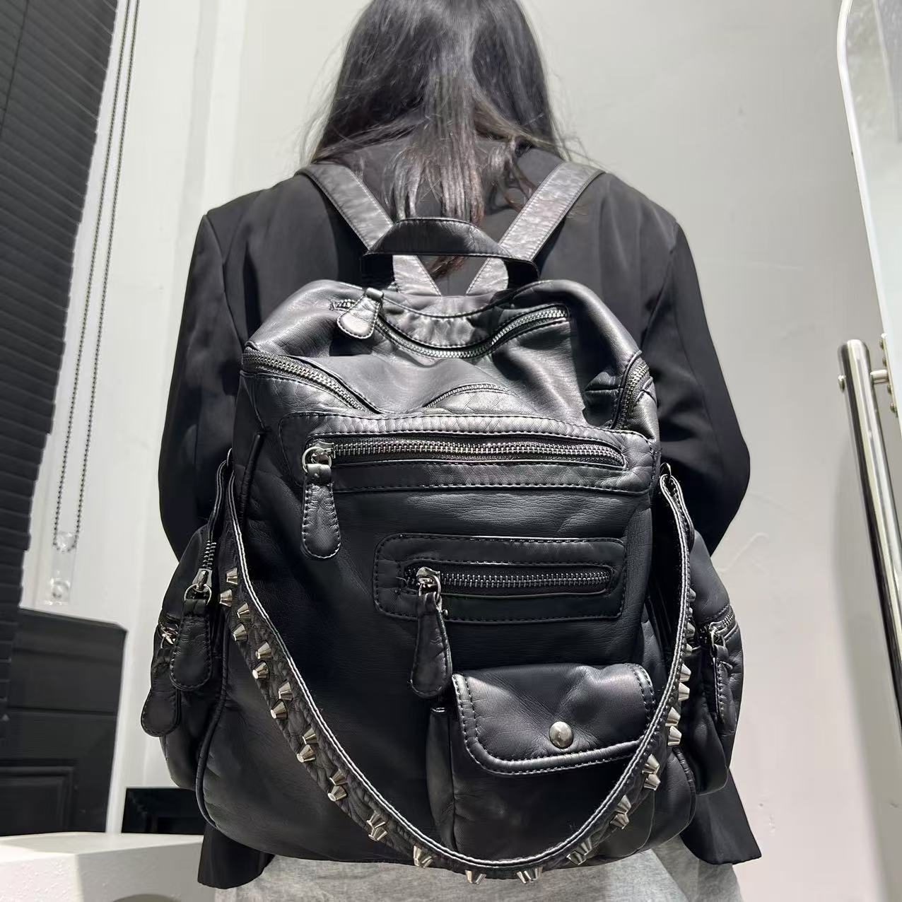 

Ladies Fashionable Hot Girl Washed and Used Rivet Shoulder Bag with Large Capacity and Multiple Pockets, Single Shoulder Bag чорний