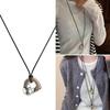 Abstrakte hohle Metallanhänger Halskette Schwarzes PU-Lederband Halskette Verstellbare Sweater-Kette Modischer Choker