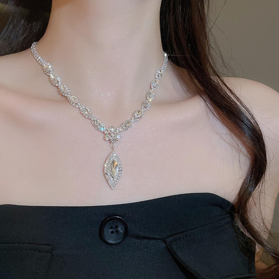 Luxe Rhinestone Flower Tassel Earrings and Necklace Set for Women – High-End Clavicle Chain Accessory