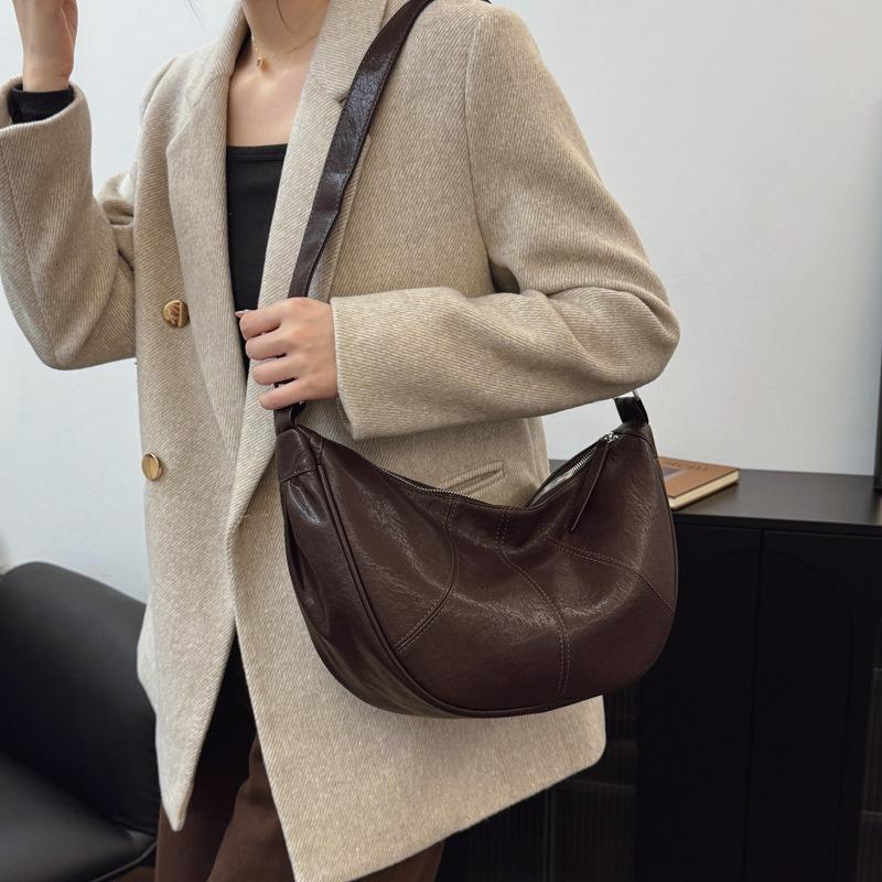 Large capacity bag women's winter new fashion simple shoulder messenger bag commuter casual dumpling bag