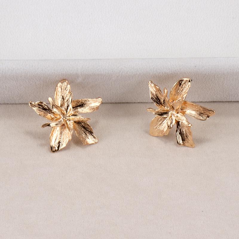 European & American Retro Multi-Layer Flower Earrings - Exaggerated, Simple, Alloy Design