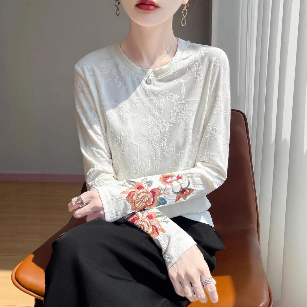 Women's Autumn Retro Embroidery Jacquard Shirt: Long-Sleeve, Round Neck Pullover