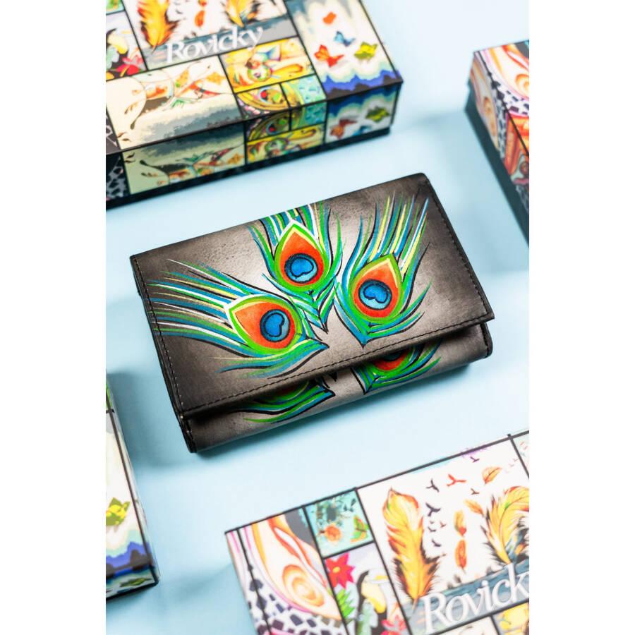 Pojemny, Skórzany Portfel Damski Na Zatrzask Ze Wzorem Pawich Piór - Rovicky