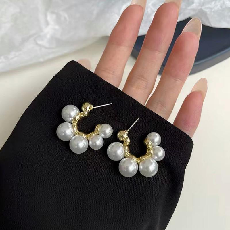 Korean Elegant Pearl Stud Earrings for Women: Versatile, High-Class Style Jewelry