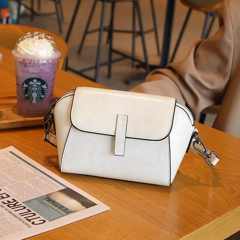 Fashiable Oil Wax Cowhide Leather Crossbody Small Bag for Women Versatile Shoulder Shell Handbag Casual Phe Carrier