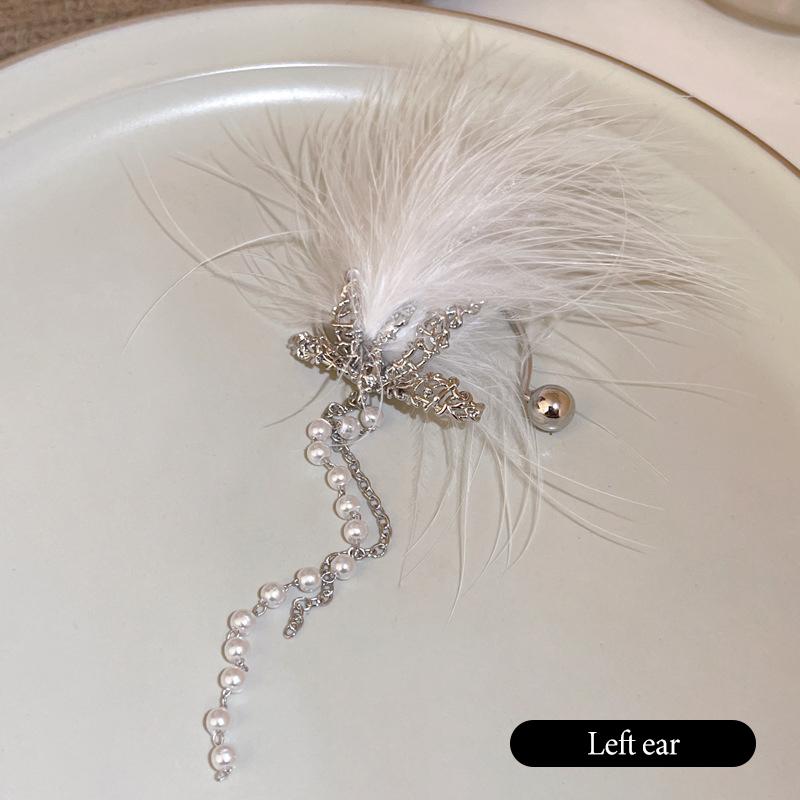 

Длинные серьги-клипсы с асимметричными белыми перьями и кисточками в стиле бохо