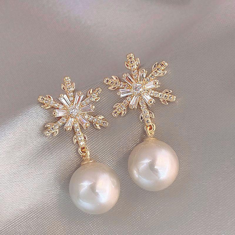 2025 Luxury Flower Shell Pearl Stud Earrings: Elegant Niche Design for Women